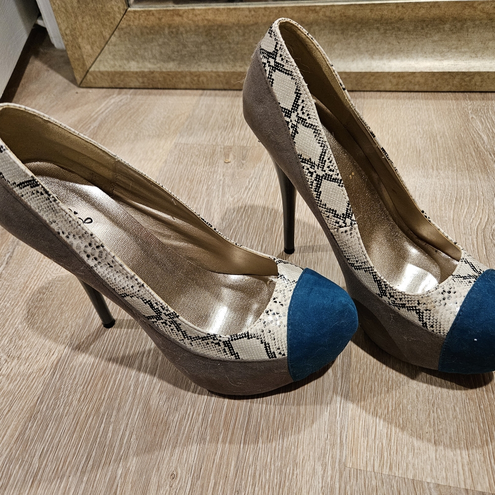 Stylish Women's Snakeskin and Blue Pumps